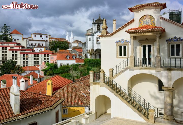 Immagine Sintra, Portogallo: tra gli edifici del centro si vede sullo sfondo la sagoma del Palacio Nacional, detto anche Paço Real - foto © Boris Stroujko / Shutterstock.com