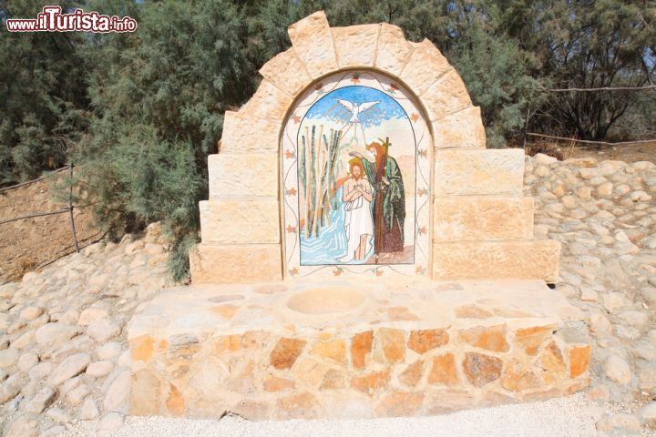 Immagine Sito del Battesimo di Gesù, luogo meta di pellegrinaggi in Giordania. Si trova al confine con Israele  - © Aleksandar Todorovic / Shutterstock.com