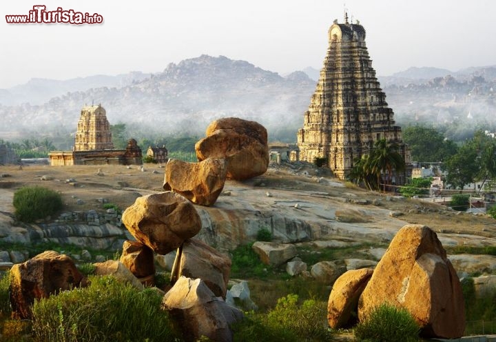 Immagine L'area archeologica di Hampi, agglomerato di edifici Patrimonio UNESCO costuiti durante l'impero Vijayanagara a Karnataka in India - © Jool-yan / shutterstock.com