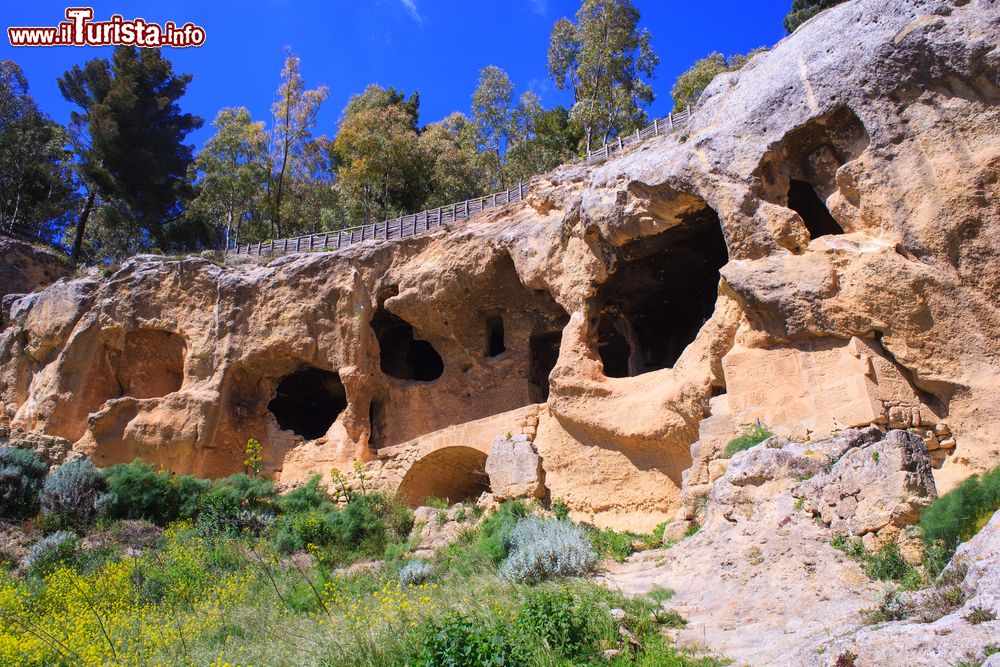 Immagine Sito archeologico di epoca bizantina a Calascibetta in Sicilia. E' chiamato il Villaggio nella roccia.