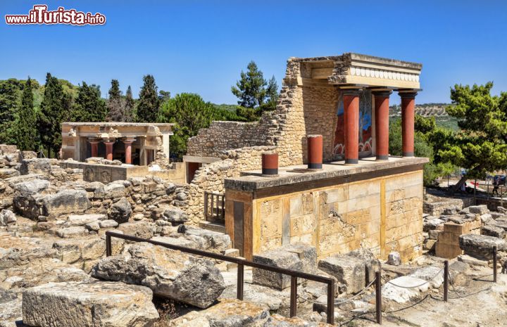 Immagine Sito archeologico del palazzo di Cnosso a Heraklion, Creta - Considerato il più grande testimone della civiltà minoica, gli scavi archeologici al palazzo di Cnosso, nei pressi di Heraklion, iniziarono già nel 1878 ad opera di Minos Kalokairinos, un appassionato di antichità che riportò alla luce due dei magazzini dell'edificio. Il mito del labirinto che caratterizza questo luogo sarebbe da imputare all'enorme numero di stanze che compongono il palazzo, in origine probabilmente più di mille: il palazzo ospitava infatti la famiglia reale ma anche nobili e caste sacerdotali © Vladimir Sazonov / Shutterstock.com