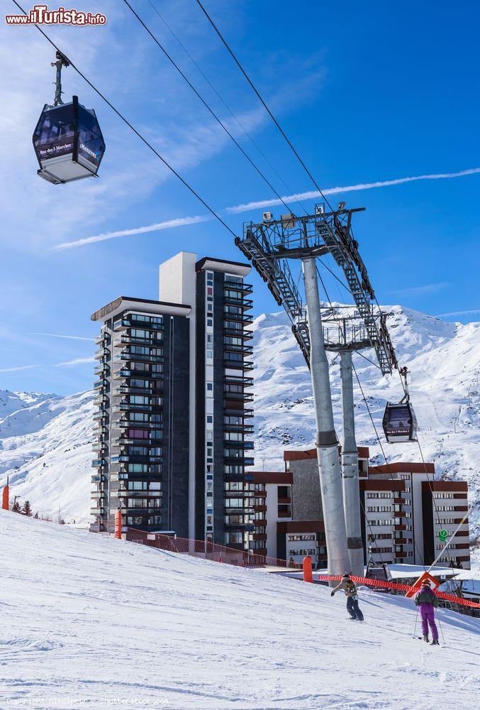 Immagine Ski-lift al villaggio di Les Menuires, Val Thorens, Francia, in una giornata di sole - © nikolpetr / Shutterstock.com