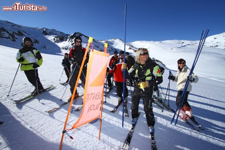 Immagine Un percorso di slalom alle Deux Alpes, vicino a Grenoble. Sebbene non sia mai stata sede di gare di Coppa del Mondo di sci, le piste delle 2 Alpes hanno tutti i requisiti tecnici per ospitare le migliori competizioni del mondo. Anche il dislivello complessivo, oltre 2.300 metri, rende la sua offerta sciistica ineguagliabile in Francia, ad ai massimi livelli nel panorama europeo - © bruno longo - www.les2alpes.com