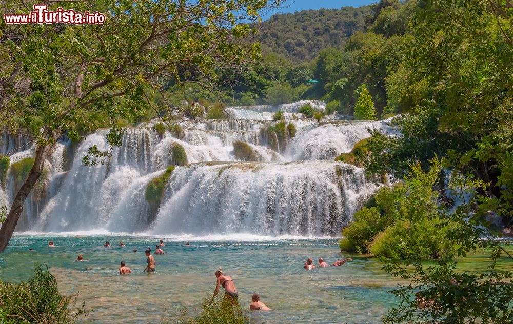 Immagine Skradinski Buk in una giornata di sole, Krka National Park, Croazia. Delle 7 cascate del fiume Krka, è la più conosciuta nonché l'ultima e la più grande. Le barriere di travertino di questo tratto sono il risultato dell'unione delle acque del fiume con 3 km del corso più basso del fiume Cikola a Roski Slap. Le acque, riunite, scivolano su 17 gradini coprendo una lunghezza di circa 800 metri.