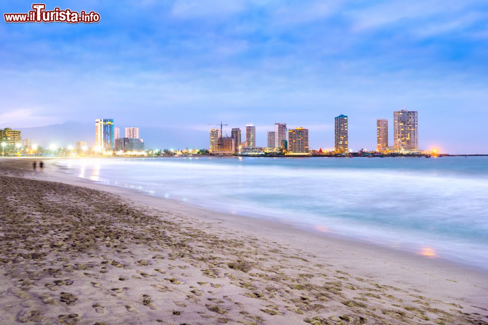 Immagine Skyline al crepuscolo de La Peninsula vista da Cavancha Beach, Iquique, Cile.