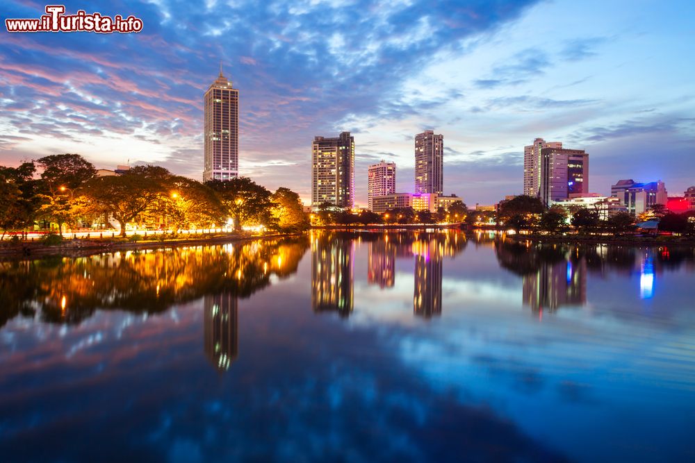 Immagine Skyline al tramonto della città di Colombo e del lago Beira, Sri Lanka. Il lago sorge al centro della capitale singalese.