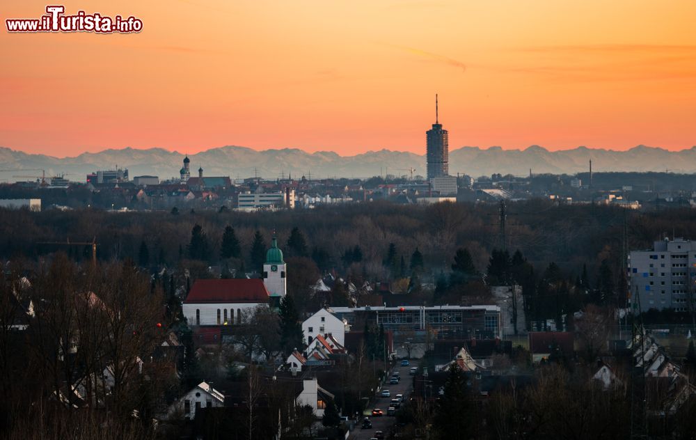 Immagine Skyline al tramonto di Augusta con le montagne sullo sfondo, Germania.