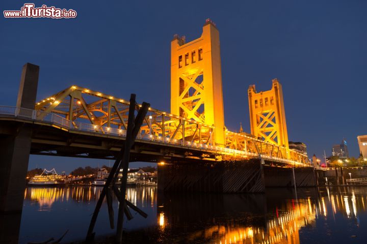 Immagine Skyline by night del Tower Bridge a Sacramento, California - Completamente illuminato, il ponte di Sacramento non è solo uno dei simboli architettonici della città ma anche una delle sue principali attrazioni turistiche © Christopher Boswell / Shutterstock.com