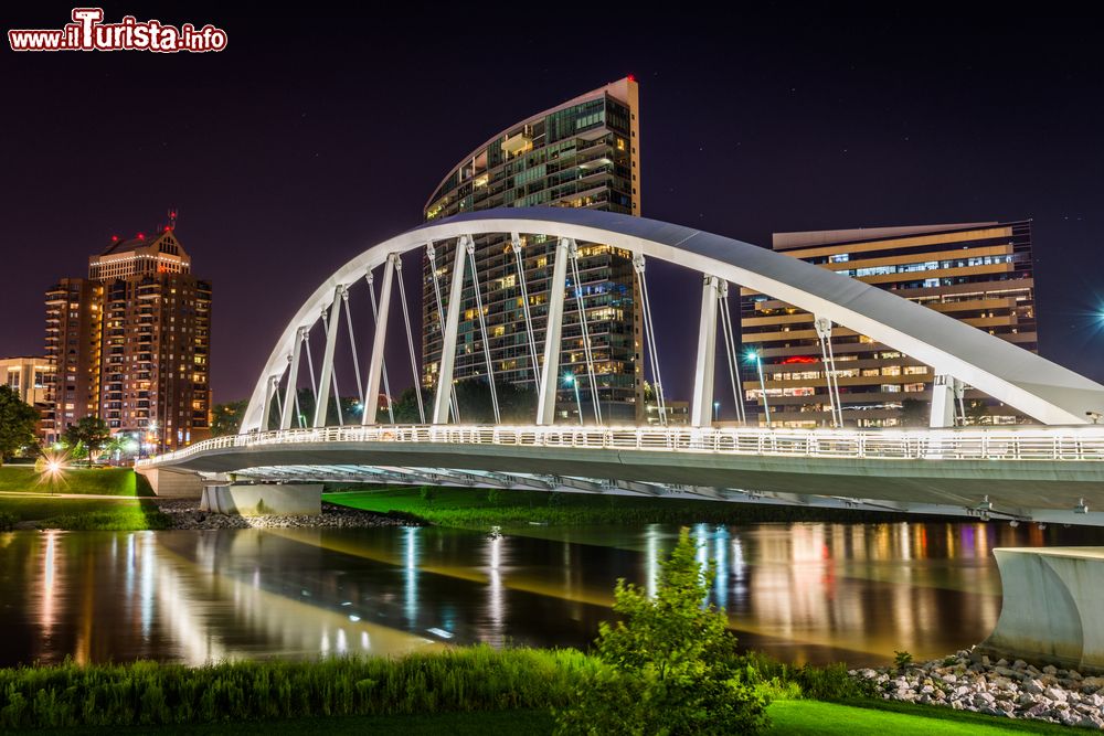 Immagine Skyline by night della città di Columbus (stato dell'Ohio) con il Bicentennial Park Bridge.