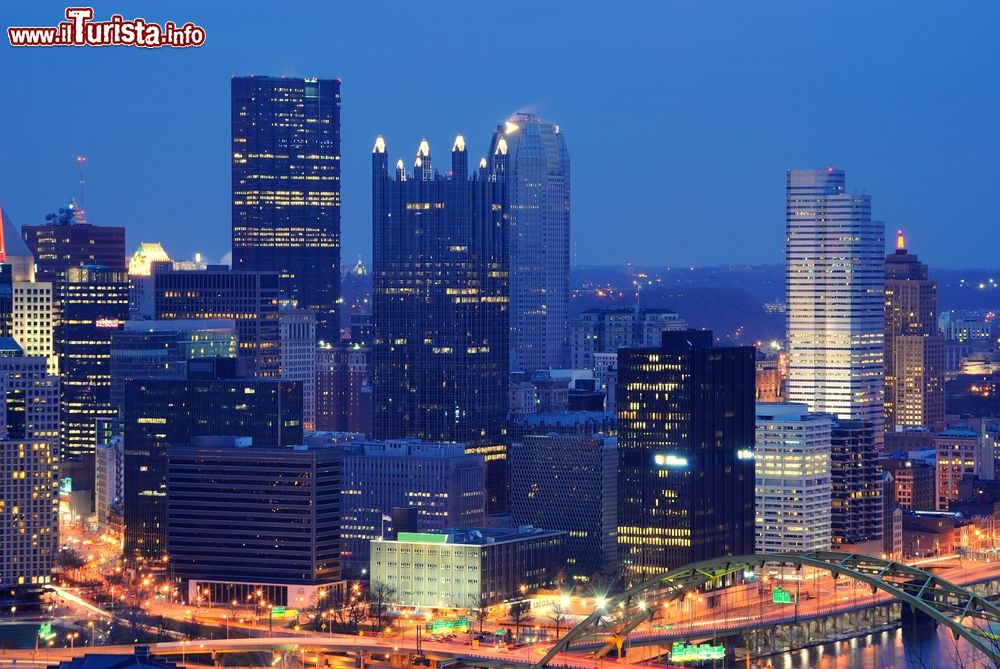 Immagine Skyline by night di Pittsburgh, Pennsylvania: è conosciuta anche come la Città d'Acciaio e la Città dei Ponti ed è una delle più vivibili località d'America.