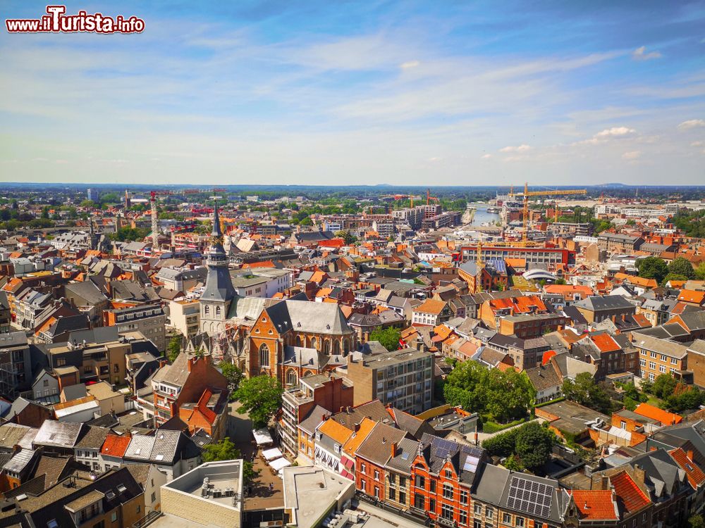 Immagine Skyline del centro cittadino di Hasselt in estate (Belgio). Questa vivace cittadina è stata fondata nel corso del VII° secolo lungo il corso del fiume Helbeek, uno dei maggiori affluenti del Demer.