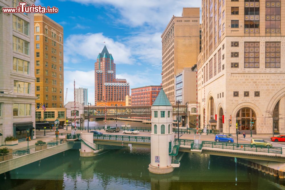 Immagine Skyline del centro cittadino di Milwaukee, stato del Wisconsin (Stati Uniti d'America). E' conosciuta per essere la città delle Harley-Davidson e di Happy Days.