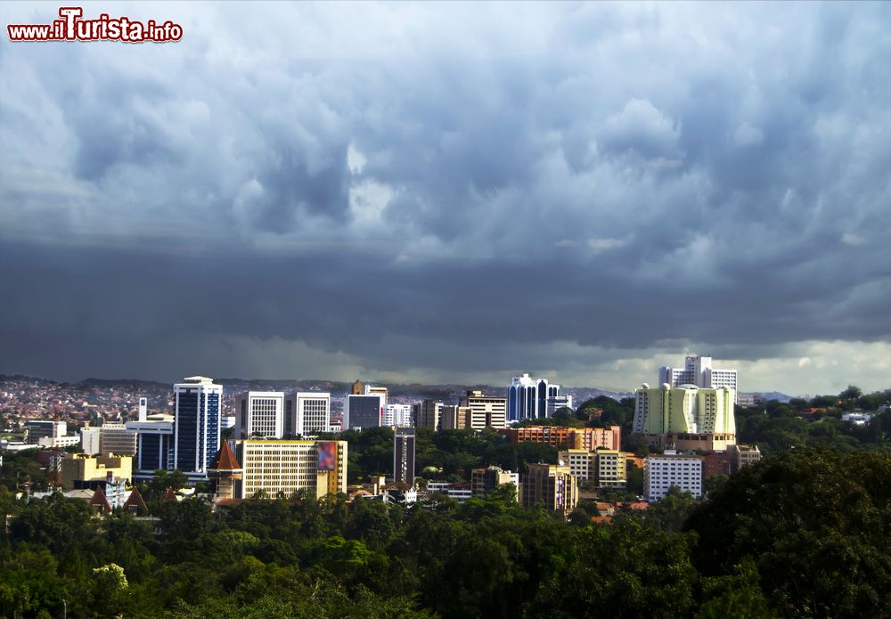 Immagine Skyline del distretto degli affari di Kampala, Uganda, in una giornata nuvolosa.