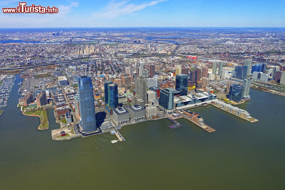 Immagine Skyline del New Jersey in elicottero sul fiume Hudson, USA. Lungo 507 km, grazie a un sistema di canalizzazioni mette in collegamento il lago Ontario con l'Oceano Atlantico.