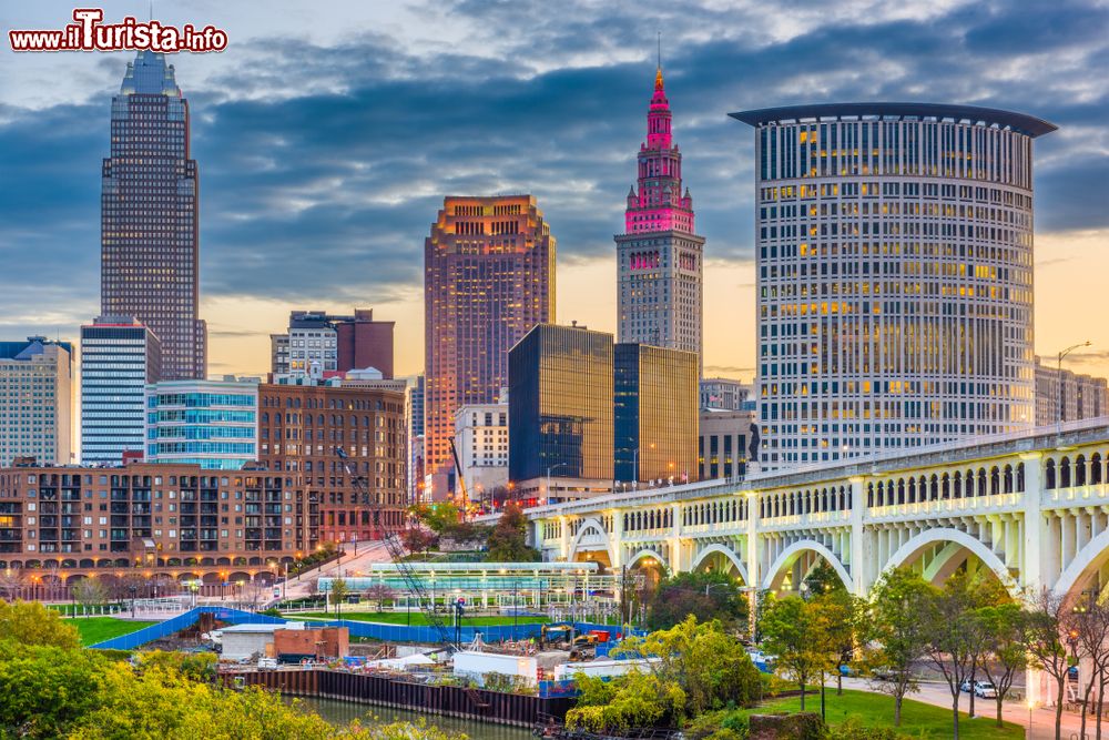 Immagine Skyline della città di Cleveland, Ohio, lungo le rive del fiume Cuyahoga al crepuscolo.