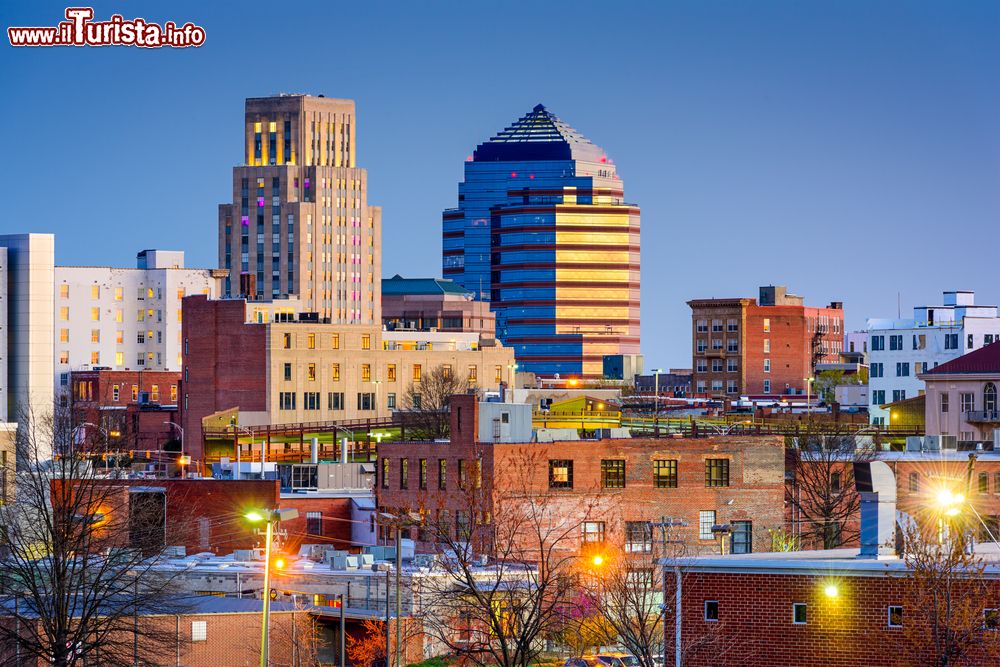 Immagine Skyline della città di Durham, Carolina del Nord, USA. E' la quarta città dello stato per dimensioni oltre che capoluogo dell'omonima contea.