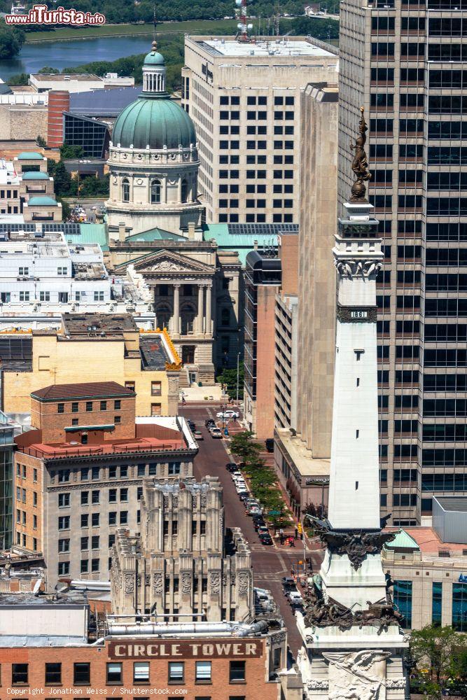 Immagine Skyline della città di Indianapolis, Indiana (USA). Nell'immagine si vedono la Circle Tower, il Soldiers e Sailors Monument e il Campidoglio - © Jonathan Weiss / Shutterstock.com