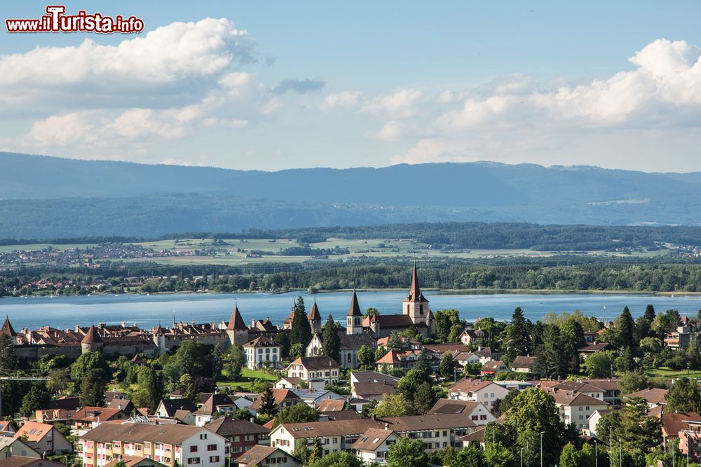 Immagine Skyline della città di Murten, Svizzera. Una bella veduta del Lago di Murten nel cantone di Friburgo.