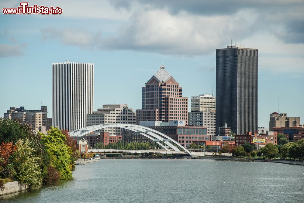Immagine Skyline della città di Rochester, New York, con il fiume Genesee in primo piano (USA).
