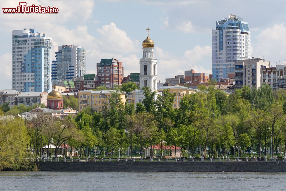 Immagine Skyline della città di Samara con il fiume Volga, Russia.