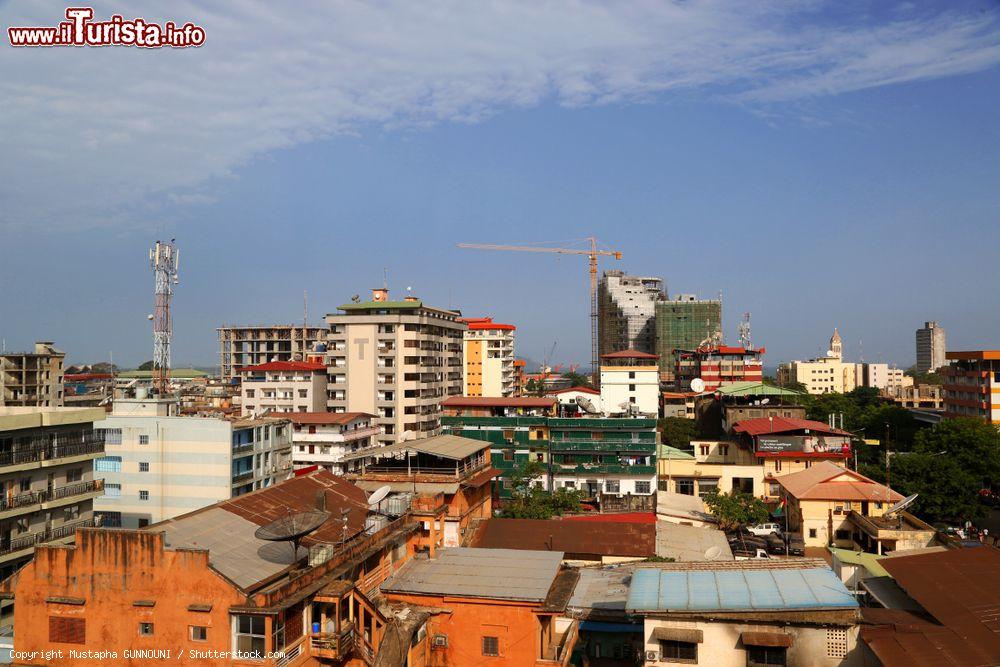 Immagine Skyline della cittadina di Conakry, capitale della Guinea. Questa località è famosa per i suoi giardini botanici - © Mustapha GUNNOUNI / Shutterstock.com