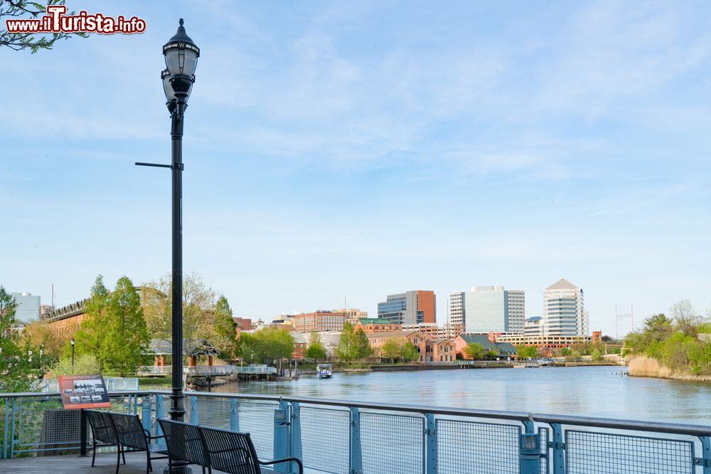 Immagine Skyline della cittadina di Wilmington lungo il fiume Christiana, Delaware, Stati Uniti. Questa località è il capoluogo della contea di New Castle.