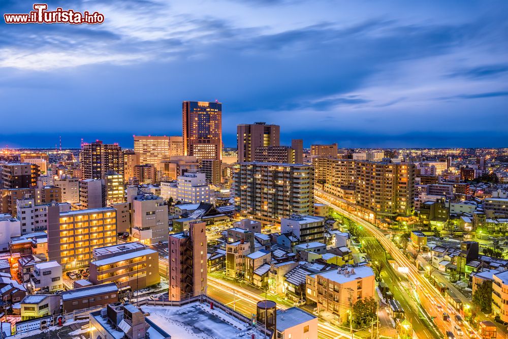 Immagine Skyline della cittadina giapponese di Kanazawa by night. Situata sul mar del Giappone, Kanazawa - il cui nome significa "palude dorata" - è circondata dalle Alpi giapponesi.