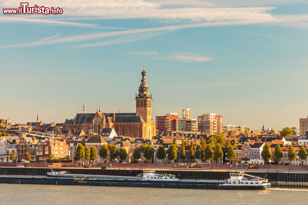 Immagine Skyline della cittadina olandese di Nijmegen al tramonto con il fiume Waal.
