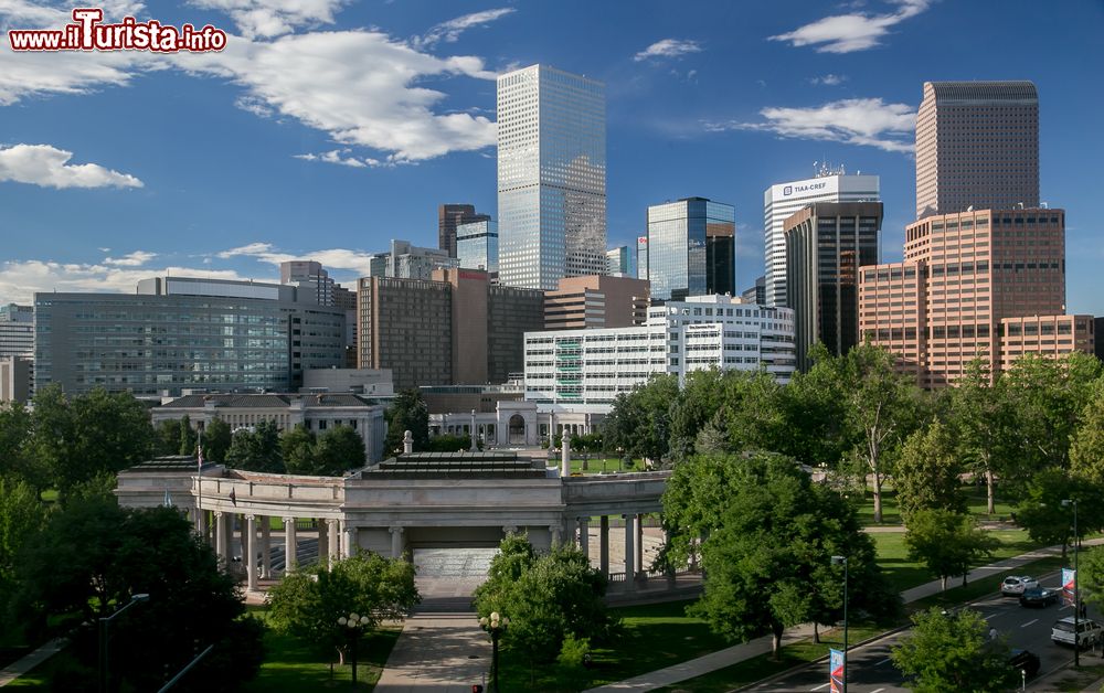 Immagine Skyline di Denver, Colorado: la città è nota come The Mile High City perchè sorge a un'altitudine di 1609 metri di altezza, pari a 1 miglio.