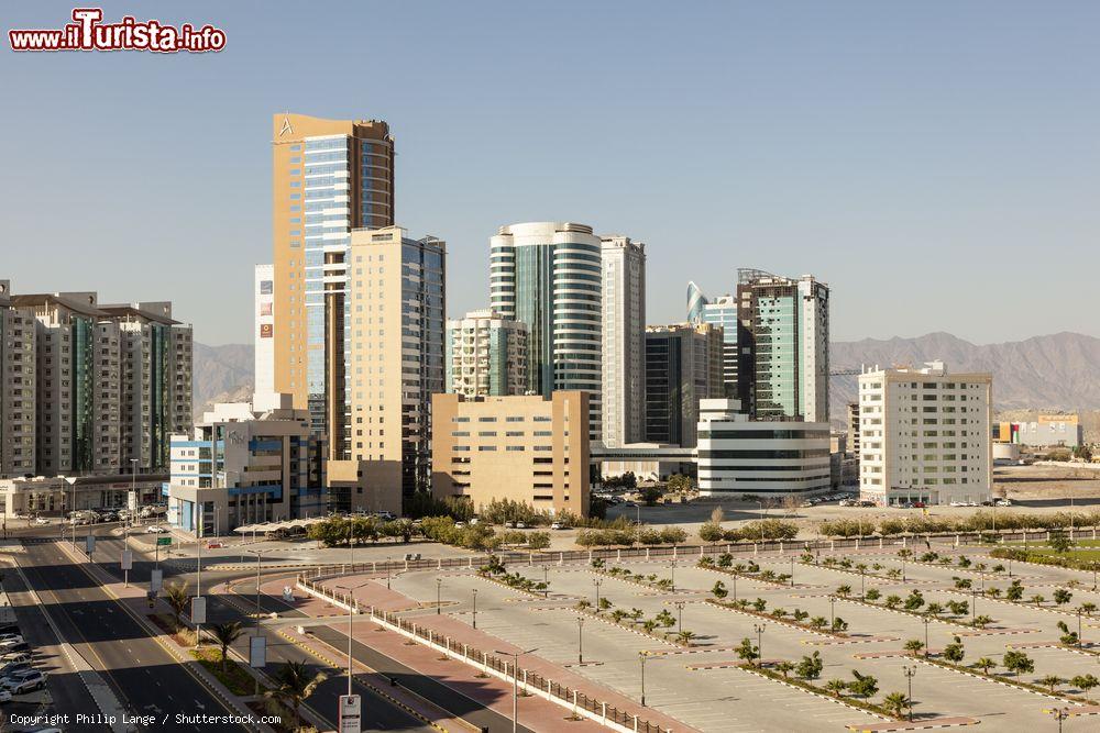 Immagine Skyline di Fujairah City, Emirato di Fujairah (EAU). Oltre che essere la capitale di questo territorio, Fujairah City ne è anche il principale centro di business - © Philip Lange / Shutterstock.com