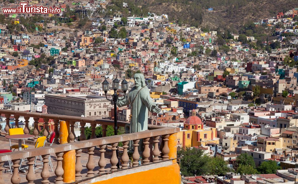 Immagine Skyline di Guanajuato, Messico. Gli edifici colorati della città con la statua di Cristo che sovrasta il panorama visto da un balcone.