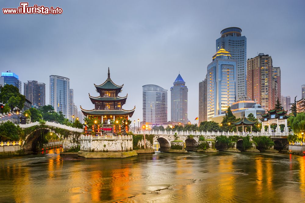 Immagine Skyline di Guiyang, Cina, al crepuscolo. La fondazione della città risale al 1283 d.C.: oggi è una metropoli di 4 milioni 500 mila abitanti. 