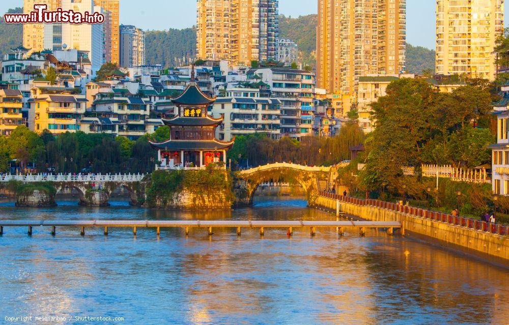 Immagine Skyline di Guiyang con la torre Jiaxiu in primo piano (Cina) - © Meiqianbao / Shutterstock.com