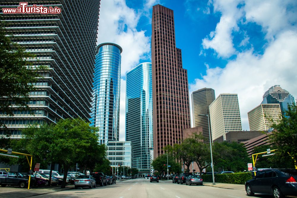 Immagine Skyline di Houston (Texas) con alti grattacieli: la città prende il nome dall'ex generale e politico statunitense Sam Houston. Venne fondata nell'agosto 1836 vicino alle sponde del Buffalo Bayou.