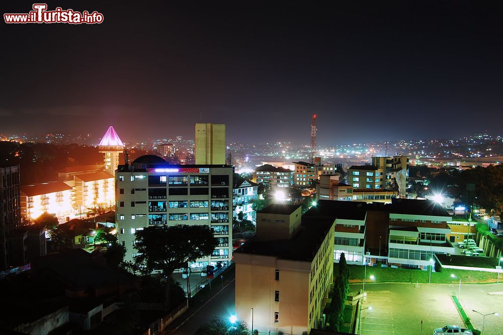 Immagine Skyline di Kampala by night, Uganda. La città si è sviluppata attorno ad un forte costruito da Frederick Lugard nel 1890 per la Compagnia britannica dell'Africa Orientale.