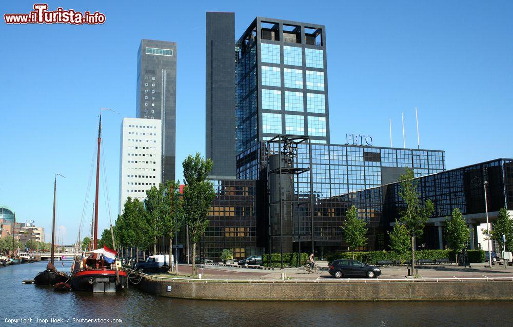 Immagine Skyline di Leeuwarden con uno dei suoi canali in una bella giornata di sole, Paesi Bassi - © Joop Hoek / Shutterstock.com