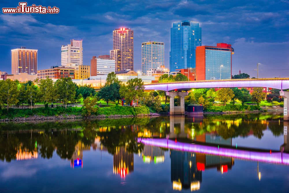 Immagine Skyline di Little Rock riflessa sul fiume al crepuscolo (Stati Uniti d'America). Siamo nel centro più popoloso dello stato dell'Arkansas.