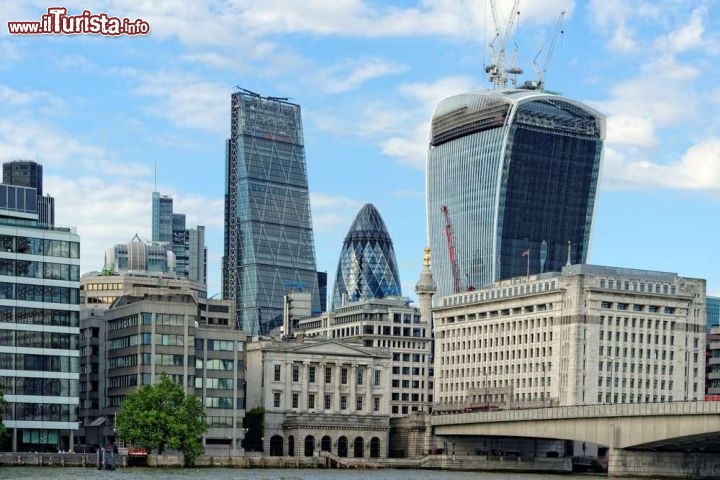 Immagine Uno scorcio della Skyline moderna di Londra: da sinistra il Leadenhall Building, il secondo grattacielo di Londra con una altezza di 225 metri. E' anche chiamato la "Grattugia" (The Cheesegrater). Al centro l'inconfondibile sagoma del "Cetriolo", ovverto The Gherkin, il cui vero nome è 30 St Mary Axe. Alto 180 metri, venne progettato dall'eclettico architetto Norman Foster e dal suo socio di allora (1996), Ken Shuttleworth. A destra  invece vedete la sagoma inconfondibile del grattacielo 20 Fenchurch Street, soprannominato The Walkie-Talkie. E' alto 160 m e la sua particolare forma ricurva lo ha reso famoso come il "grattacielo che brucia le automobili", per un effetto "specchio ustore". La forma ideata dall'architetto Rafael Viñoly, in determinati periodo dell'anno concentra i raggi solari verso il basso, surriscaldando le auto in sosta - © Awe Inspiring Images / Shutterstock.com