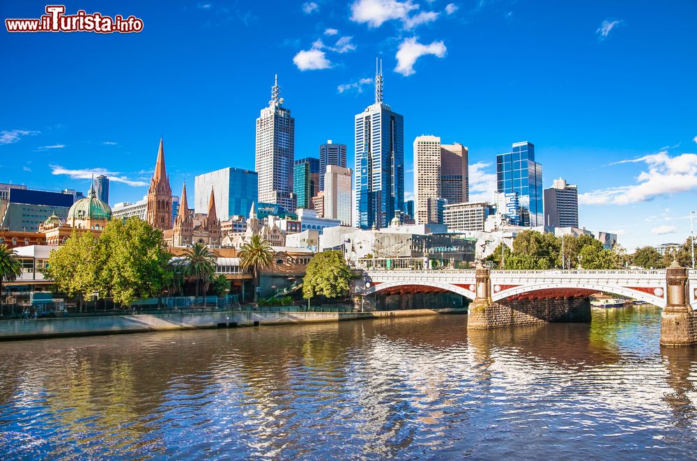 Immagine Skyline di Melbourne sino alla Flinders Street Station, Australia. Principale stazione della rete suburbana, la Flinders Street Station è situata vicino al fiume Yarra.