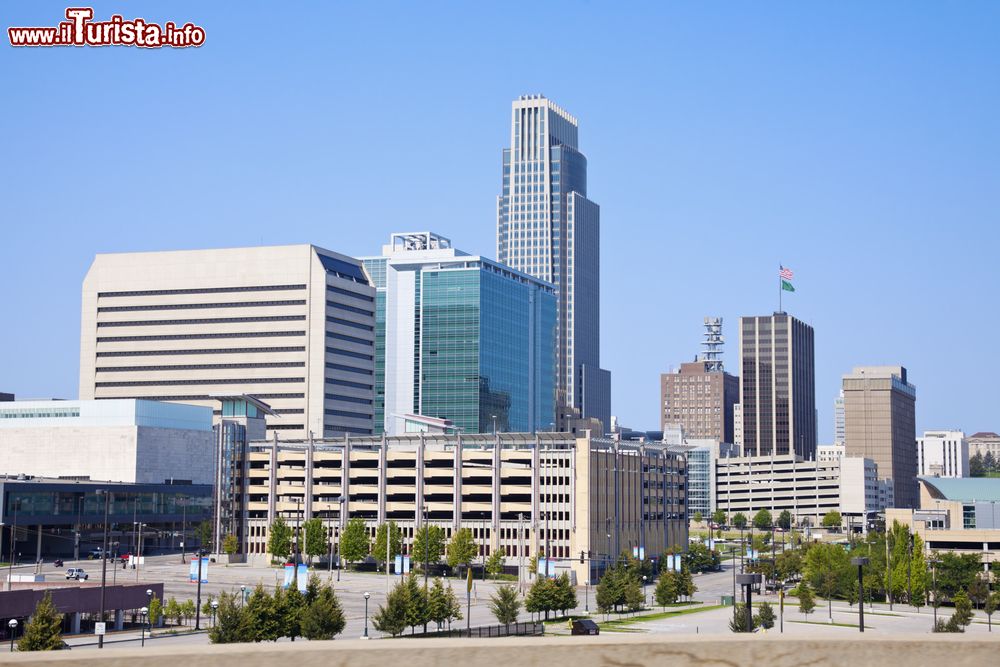 Immagine Skyline di Omaha (Nebraska) con grattacieli e palazzi al mattino, Stati Uniti d'America.