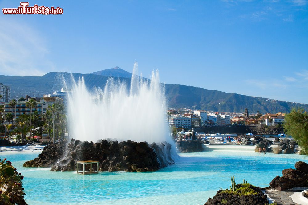 Immagine Skyline di Puerto de la Cruz, Tenerife, con il vulcano Teide sullo sfondo (Spagna).