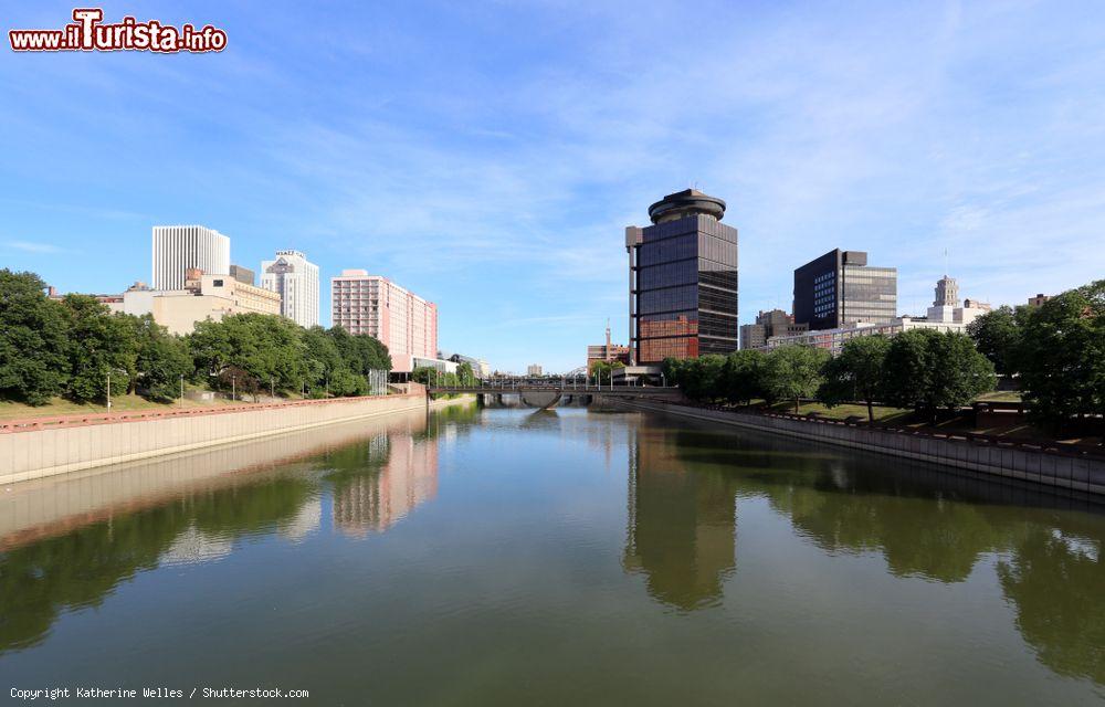 Immagine Skyline di Rochester dal fiume Genesee, stato di New York, USA. Terza più grande città dello stato, Rochester è capoluogo della contea di Monroe - © Katherine Welles / Shutterstock.com