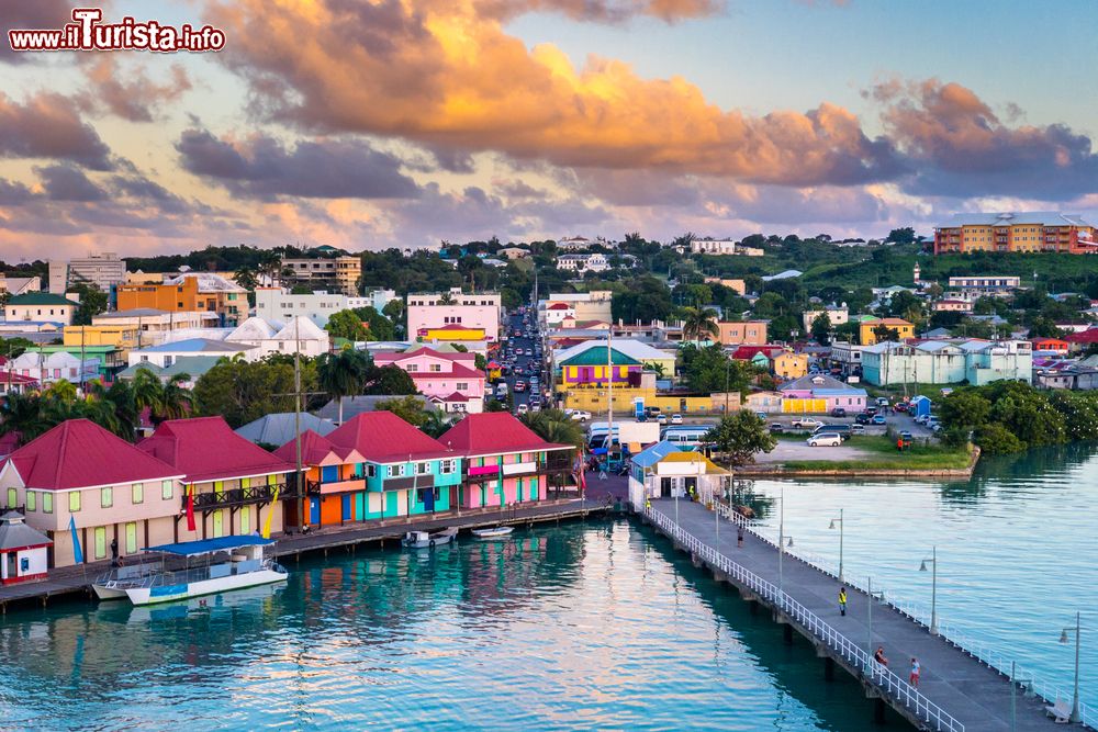 Immagine Skyline di St. John's, porto di Antigua, al crepuscolo (Caraibi).