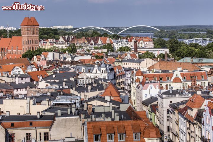 Immagine Skyline di Torun, Polonia. Una bella veduta panoramica della cittadina polacca il cui centro storico è inserito nel Patrimonio dell'Umanità dell'Unesco. La città è divisa dal fiume Vistola fra le regioni della Pomerania e Kuyavia - © Curioso / Shutterstock.com