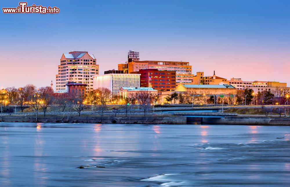 Immagine Skyline di Trenton al crepuscolo, New Jersey (USA). Capitale dello stato del New Jersey, è anche capoluogo della contea di Mercer.