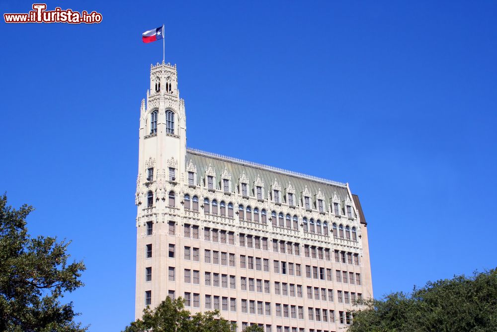 Immagine Skyline di un antico edificio a San Antonio, Texas, con una giornata soleggiata.