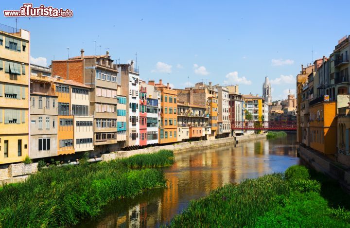 Immagine Con le stagioni cambia anche l'aspetto di Girona, e soprattutto del fiume Onyar, la cui portata può aumentare o diminuire a seconda delle piogge - foto © Iakov Filimonov / Shutterstock.com