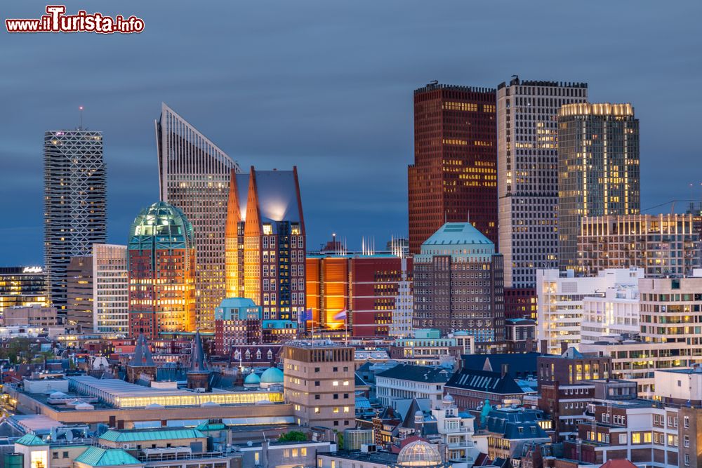 Immagine Skyline notturna di Den Haag, Olanda. Fra le città più raffinate del paese, si affaccia sul Mare del Nord e ospita le opere d'arte dei più importanti artisti olandesi e fiamminghi.