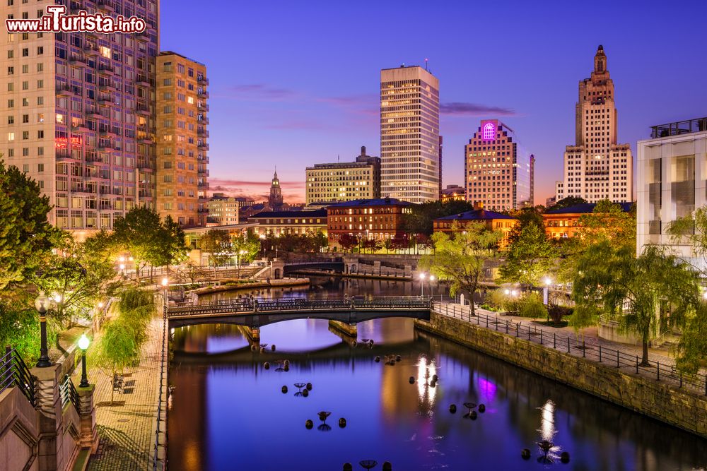 Immagine Skyline notturna di Providence, Rhode Island. Nota un tempo per la lavorazione dell'argento e dei gioielli, Providence è oggi il centro economico, culturale e politico del paese.