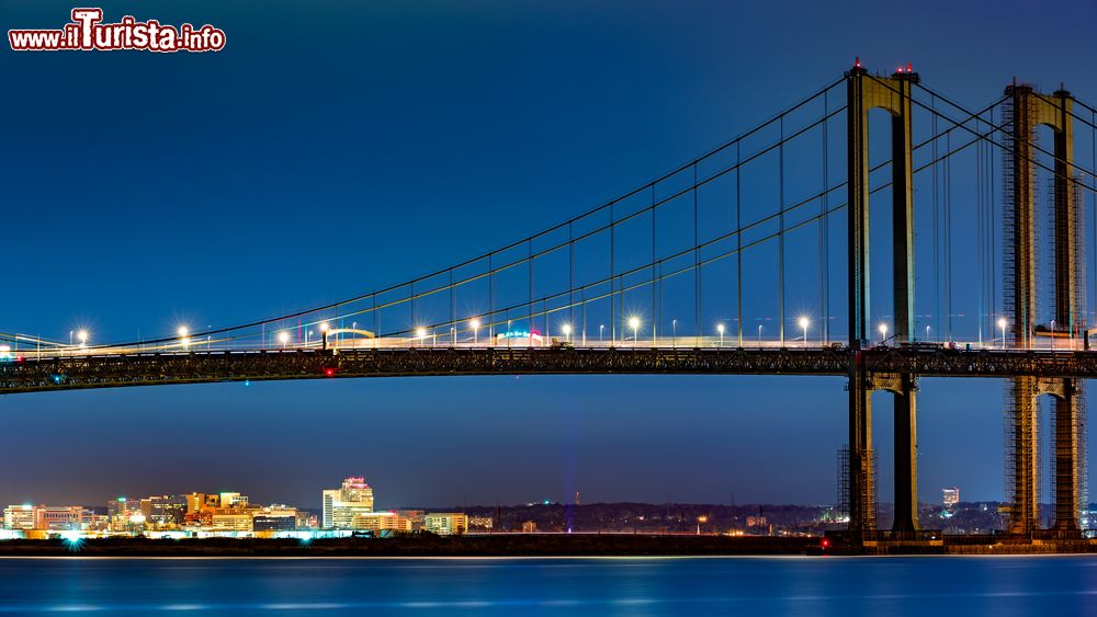 Immagine La skyline notturna di Wilmington e il Delaware Memorial Bridge visti dal New Jersey attraverso il fiume Delaware, Stati Uniti. Wilmington è la città più grande dello stato.